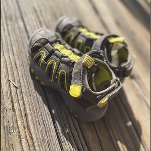 Cat and Jack Boys Sandals size 8
